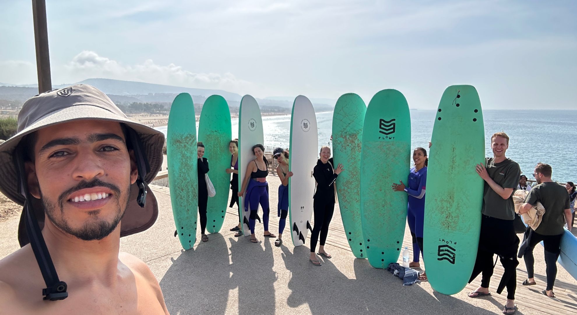 Surf coach giving feedback after a flexible drop-in lesson